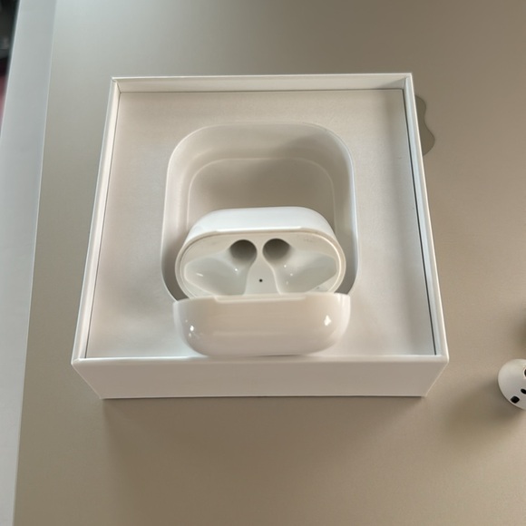 AirPods 1 with charging case (adult owned) - Picture 6 of 12